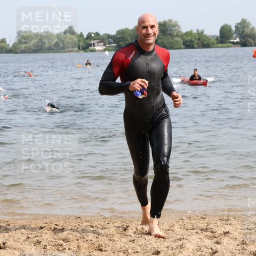 15.06.2025 - 27. Vierlanden-Triathlon Lena Gebhardt http://msf.ph/oto/8006462 15.06.2025 10:04:21 Schwimmen 411, 416, 426, 453, 464 meine-sportfotos.de