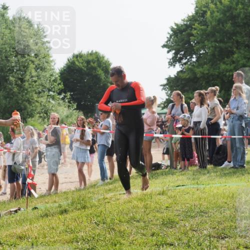 15.06.2025 - 27. Vierlanden-Triathlon KatJ http://msf.ph/oto/8006465 15.06.2025 10:05:38 Schwimmen 366, 378, 401, 409, 413 meine-sportfotos.de