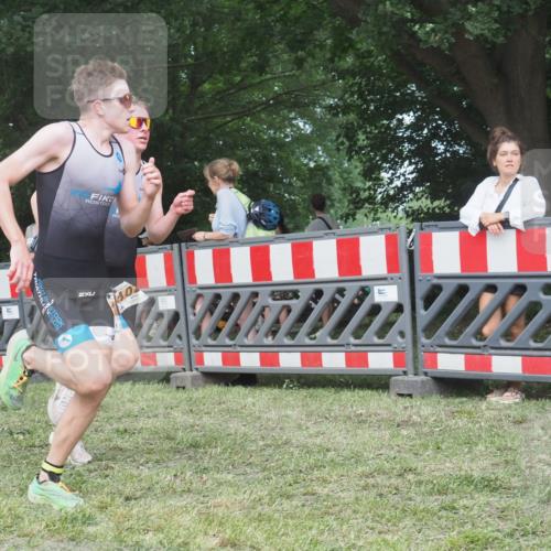 21.06.2025 - 27. Vierlanden-Triathlon KatJ http://msf.ph/oto/8006495 15.06.2025 12:59:27 Ziel 851, 1024, 1025, 1026 meine-sportfotos.de