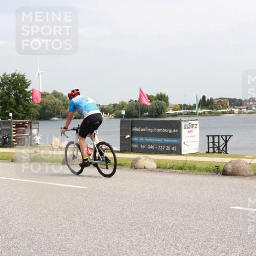 21.06.2025 - 27. Vierlanden-Triathlon H.Heesch http://msf.ph/oto/8006516 15.06.2025 11:59:06 Radfahren 791 meine-sportfotos.de