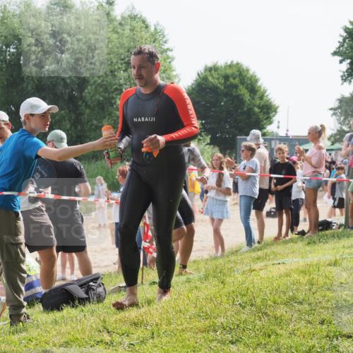 15.06.2025 - 27. Vierlanden-Triathlon KatJ http://msf.ph/oto/8006522 15.06.2025 10:05:39 Schwimmen 366, 378, 401, 409, 413 meine-sportfotos.de