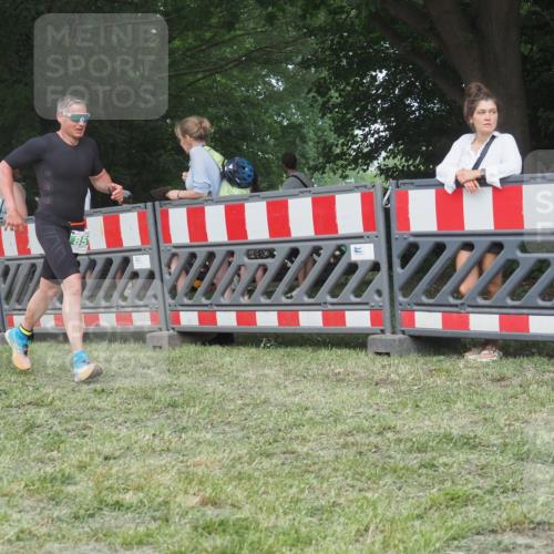 21.06.2025 - 27. Vierlanden-Triathlon KatJ http://msf.ph/oto/8006533 15.06.2025 12:59:30 Ziel 851 meine-sportfotos.de