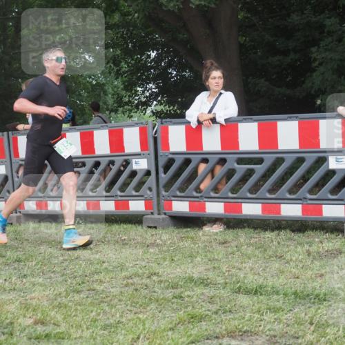 21.06.2025 - 27. Vierlanden-Triathlon KatJ http://msf.ph/oto/8006565 15.06.2025 12:59:31 Ziel 851 meine-sportfotos.de