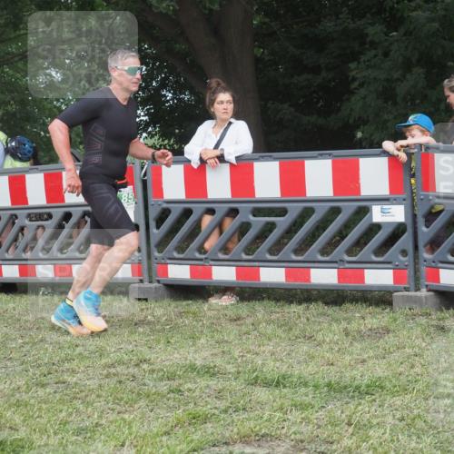 21.06.2025 - 27. Vierlanden-Triathlon KatJ http://msf.ph/oto/8006590 15.06.2025 12:59:31 Ziel 851 meine-sportfotos.de