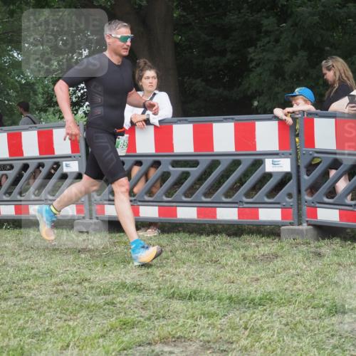 21.06.2025 - 27. Vierlanden-Triathlon KatJ http://msf.ph/oto/8006600 15.06.2025 12:59:31 Ziel 851 meine-sportfotos.de