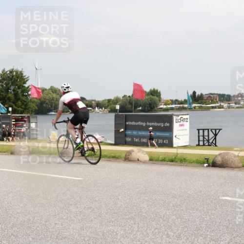 21.06.2025 - 27. Vierlanden-Triathlon H.Heesch http://msf.ph/oto/8006609 15.06.2025 11:59:35 Radfahren 789 meine-sportfotos.de