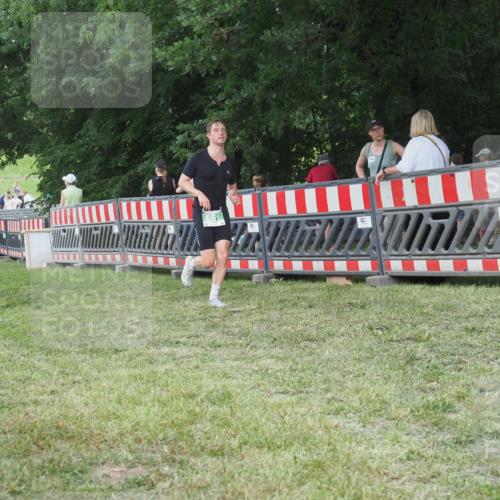 21.06.2025 - 27. Vierlanden-Triathlon KatJ http://msf.ph/oto/8006619 15.06.2025 13:00:03 Ziel 661 meine-sportfotos.de