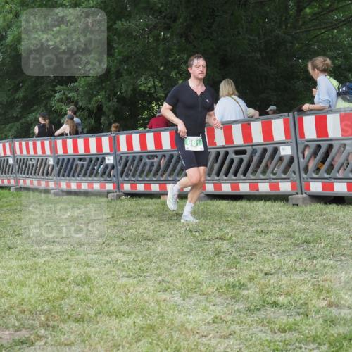 21.06.2025 - 27. Vierlanden-Triathlon KatJ http://msf.ph/oto/8006663 15.06.2025 13:00:03 Ziel 661 meine-sportfotos.de