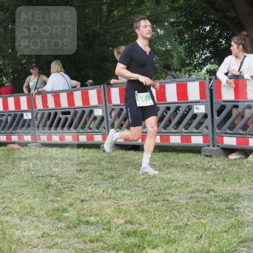 21.06.2025 - 27. Vierlanden-Triathlon KatJ http://msf.ph/oto/8006694 15.06.2025 13:00:04 Ziel 661 meine-sportfotos.de