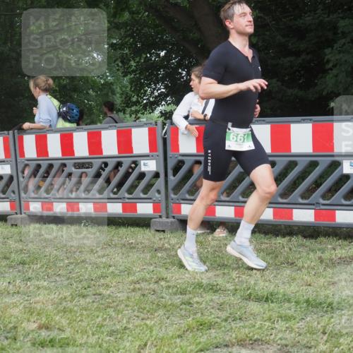 21.06.2025 - 27. Vierlanden-Triathlon KatJ http://msf.ph/oto/8006731 15.06.2025 13:00:05 Ziel 661 meine-sportfotos.de