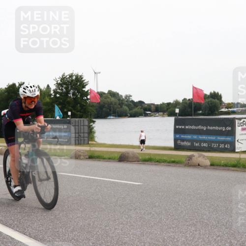 15.06.2025 - 27. Vierlanden-Triathlon H.Heesch http://msf.ph/oto/8006749 15.06.2025 10:40:32 Radfahren 228, 304 meine-sportfotos.de