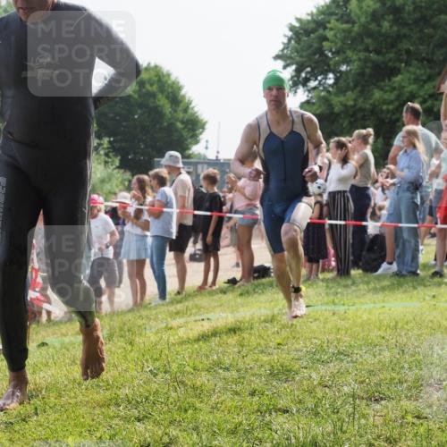 15.06.2025 - 27. Vierlanden-Triathlon KatJ http://msf.ph/oto/8006796 15.06.2025 10:05:44 Schwimmen 366, 378, 392, 401, 413, 442, 450 meine-sportfotos.de