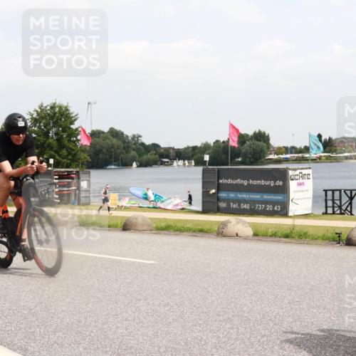 21.06.2025 - 27. Vierlanden-Triathlon H.Heesch http://msf.ph/oto/8006844 15.06.2025 12:06:56 Radfahren 718, 825, 879, 950, 959 meine-sportfotos.de