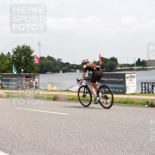 21.06.2025 - 27. Vierlanden-Triathlon H.Heesch http://msf.ph/oto/8006976 15.06.2025 12:07:25 Radfahren 662, 867, 869 meine-sportfotos.de