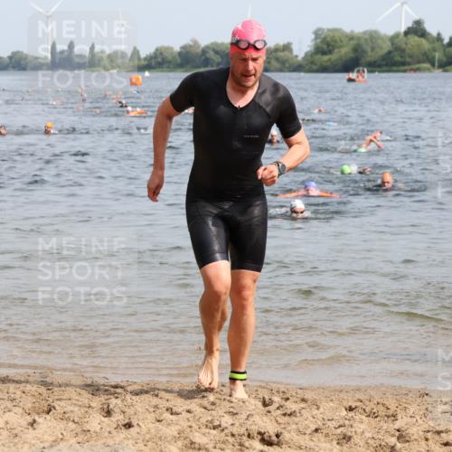 15.06.2025 - 27. Vierlanden-Triathlon Lena Gebhardt http://msf.ph/oto/8006987 15.06.2025 10:04:49 Schwimmen 389, 390, 400, 452 meine-sportfotos.de