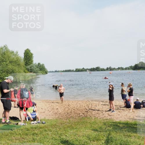 21.06.2025 - 27. Vierlanden-Triathlon MichiJ http://msf.ph/oto/8007010 15.06.2026 10:07:48 Schwimmen 371, 395, 407 meine-sportfotos.de
