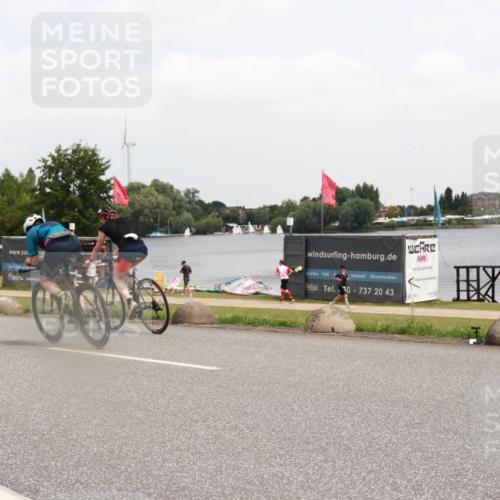 21.06.2025 - 27. Vierlanden-Triathlon H.Heesch http://msf.ph/oto/8007058 15.06.2025 12:07:52 Radfahren 881, 899, 967, 980 meine-sportfotos.de