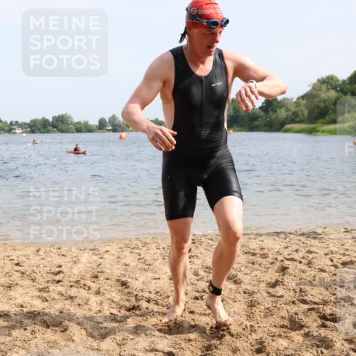 15.06.2025 - 27. Vierlanden-Triathlon Lena Gebhardt http://msf.ph/oto/8007084 15.06.2025 10:04:53 Schwimmen 389, 400 meine-sportfotos.de