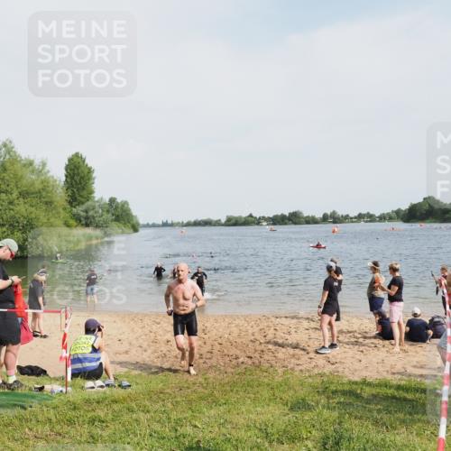21.06.2025 - 27. Vierlanden-Triathlon MichiJ http://msf.ph/oto/8007095 15.06.2026 10:07:50 Schwimmen 371, 395, 407 meine-sportfotos.de
