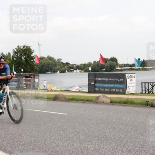 21.06.2025 - 27. Vierlanden-Triathlon H.Heesch http://msf.ph/oto/8007099 15.06.2025 12:08:02 Radfahren 218, 224, 716, 935 meine-sportfotos.de