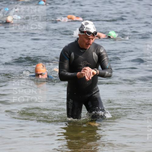 15.06.2025 - 27. Vierlanden-Triathlon Lena Gebhardt http://msf.ph/oto/8007120 15.06.2025 10:04:58 Schwimmen 389, 400, 412 meine-sportfotos.de