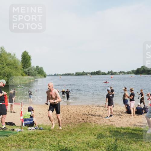 21.06.2025 - 27. Vierlanden-Triathlon MichiJ http://msf.ph/oto/8007136 15.06.2026 10:07:51 Schwimmen 371, 395, 407 meine-sportfotos.de