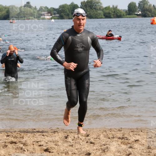 15.06.2025 - 27. Vierlanden-Triathlon Lena Gebhardt http://msf.ph/oto/8007164 15.06.2025 10:05:02 Schwimmen 400, 412, 422 meine-sportfotos.de