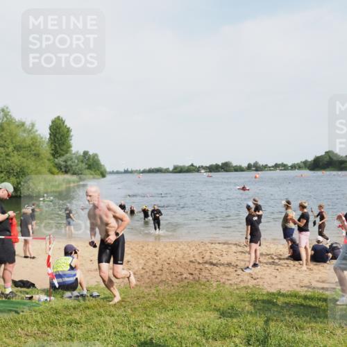 21.06.2025 - 27. Vierlanden-Triathlon MichiJ http://msf.ph/oto/8007165 15.06.2026 10:07:51 Schwimmen 371, 395, 407 meine-sportfotos.de