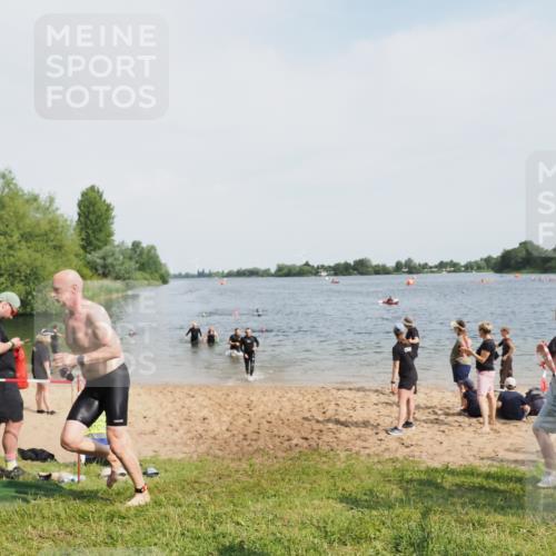 21.06.2025 - 27. Vierlanden-Triathlon MichiJ http://msf.ph/oto/8007181 15.06.2026 10:07:52 Schwimmen 371, 395, 407 meine-sportfotos.de