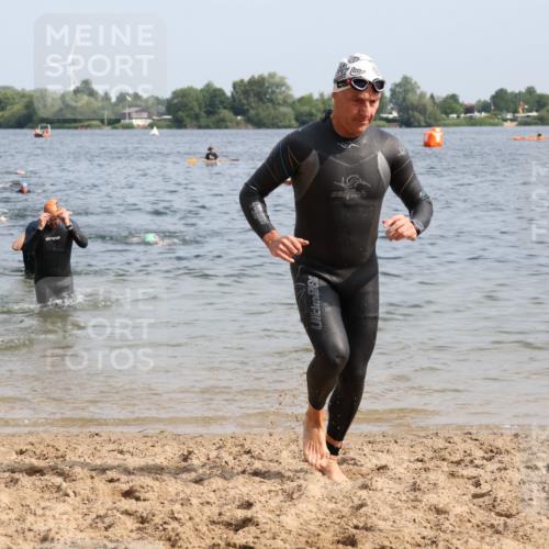 15.06.2025 - 27. Vierlanden-Triathlon Lena Gebhardt http://msf.ph/oto/8007186 15.06.2025 10:05:03 Schwimmen 364, 382, 412, 422 meine-sportfotos.de