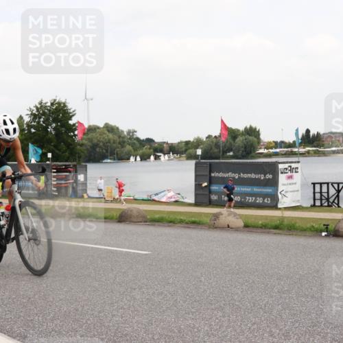21.06.2025 - 27. Vierlanden-Triathlon H.Heesch http://msf.ph/oto/8007228 15.06.2025 12:08:23 Radfahren 924, 1400 meine-sportfotos.de