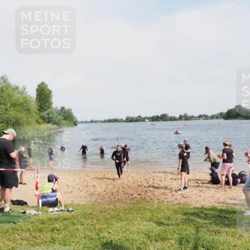 21.06.2025 - 27. Vierlanden-Triathlon MichiJ http://msf.ph/oto/8007245 15.06.2026 10:07:54 Schwimmen 371, 395, 407 meine-sportfotos.de