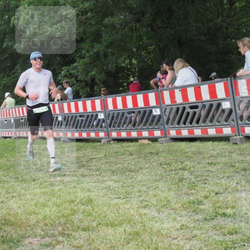 21.06.2025 - 27. Vierlanden-Triathlon KatJ http://msf.ph/oto/8007267 15.06.2025 13:00:43 Ziel 638, 639 meine-sportfotos.de