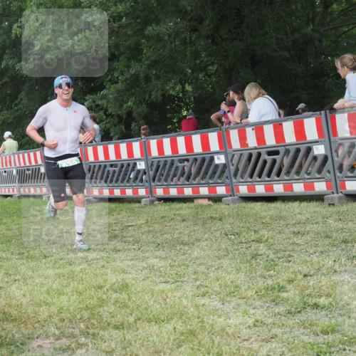 21.06.2025 - 27. Vierlanden-Triathlon KatJ http://msf.ph/oto/8007270 15.06.2025 13:00:43 Ziel 638, 639 meine-sportfotos.de