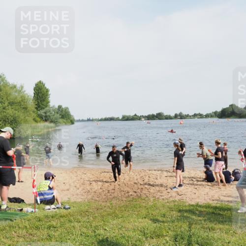 21.06.2025 - 27. Vierlanden-Triathlon MichiJ http://msf.ph/oto/8007273 15.06.2026 10:07:55 Schwimmen 371, 395, 407 meine-sportfotos.de