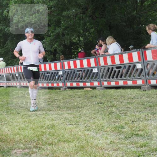 21.06.2025 - 27. Vierlanden-Triathlon KatJ http://msf.ph/oto/8007279 15.06.2025 13:00:43 Ziel 638, 639 meine-sportfotos.de
