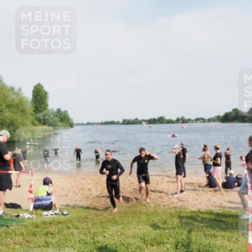 21.06.2025 - 27. Vierlanden-Triathlon MichiJ http://msf.ph/oto/8007352 15.06.2026 10:07:56 Schwimmen 371, 395, 407 meine-sportfotos.de