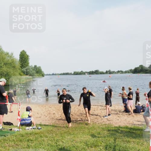 21.06.2025 - 27. Vierlanden-Triathlon MichiJ http://msf.ph/oto/8007362 15.06.2026 10:07:56 Schwimmen 371, 395, 407 meine-sportfotos.de