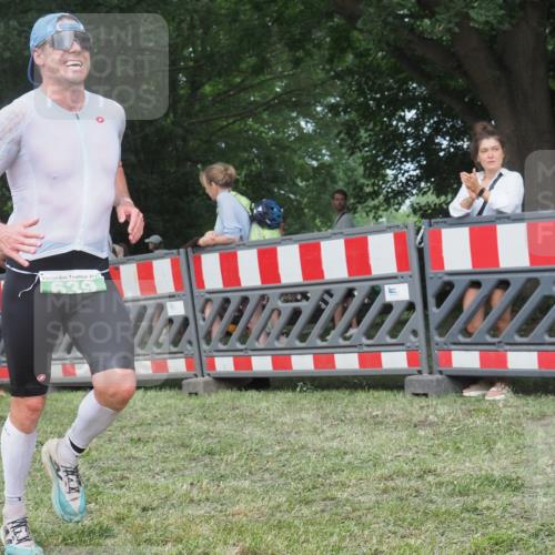 21.06.2025 - 27. Vierlanden-Triathlon KatJ http://msf.ph/oto/8007386 15.06.2025 13:00:44 Ziel 638, 639 meine-sportfotos.de