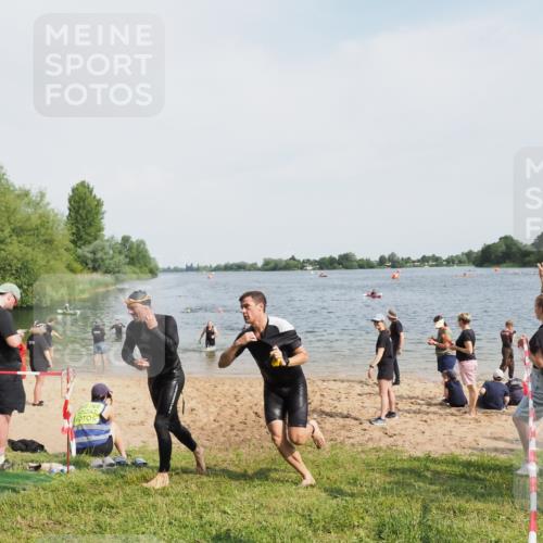 21.06.2025 - 27. Vierlanden-Triathlon MichiJ http://msf.ph/oto/8007401 15.06.2026 10:07:57 Schwimmen 371, 395, 407 meine-sportfotos.de
