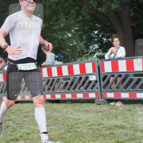 21.06.2025 - 27. Vierlanden-Triathlon KatJ http://msf.ph/oto/8007405 15.06.2025 13:00:44 Ziel 638, 639 meine-sportfotos.de