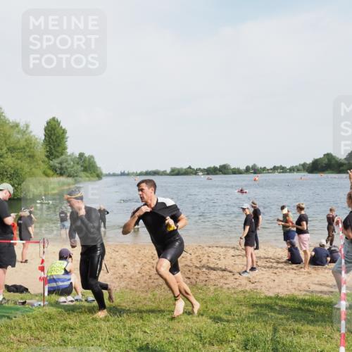 21.06.2025 - 27. Vierlanden-Triathlon MichiJ http://msf.ph/oto/8007420 15.06.2026 10:07:57 Schwimmen 371, 395, 407 meine-sportfotos.de