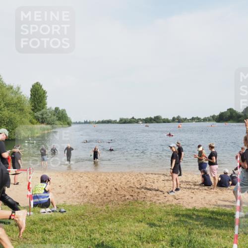 21.06.2025 - 27. Vierlanden-Triathlon MichiJ http://msf.ph/oto/8007440 15.06.2026 10:07:58 Schwimmen 395, 403, 407 meine-sportfotos.de