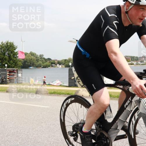 21.06.2025 - 27. Vierlanden-Triathlon H.Heesch http://msf.ph/oto/8007444 15.06.2025 12:00:10 Radfahren 776, 825 meine-sportfotos.de