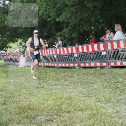 21.06.2025 - 27. Vierlanden-Triathlon KatJ http://msf.ph/oto/8007465 15.06.2025 13:00:52 Ziel 638 meine-sportfotos.de