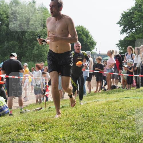 15.06.2025 - 27. Vierlanden-Triathlon KatJ http://msf.ph/oto/8007504 15.06.2025 10:06:12 Schwimmen 362, 369, 370, 381, 418, 448, 455 meine-sportfotos.de