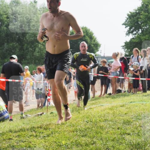 15.06.2025 - 27. Vierlanden-Triathlon KatJ http://msf.ph/oto/8007509 15.06.2025 10:06:12 Schwimmen 362, 369, 370, 381, 418, 448, 455 meine-sportfotos.de