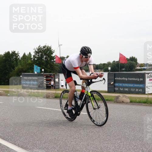 15.06.2025 - 27. Vierlanden-Triathlon H.Heesch http://msf.ph/oto/8007517 15.06.2025 10:44:02 Radfahren 225, 263, 383, 411 meine-sportfotos.de