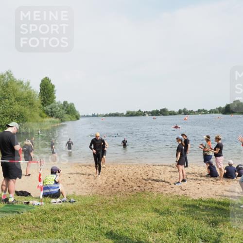 21.06.2025 - 27. Vierlanden-Triathlon MichiJ http://msf.ph/oto/8007593 15.06.2026 10:08:03 Schwimmen 373, 395, 403, 407 meine-sportfotos.de