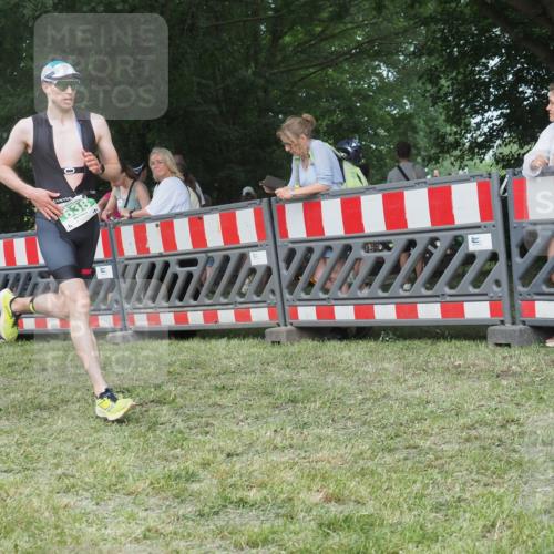 21.06.2025 - 27. Vierlanden-Triathlon KatJ http://msf.ph/oto/8007594 15.06.2025 13:00:53 Ziel 638 meine-sportfotos.de